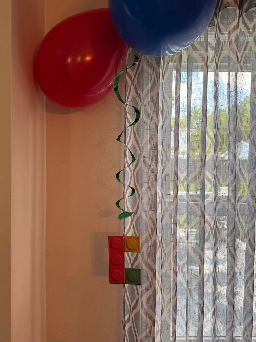 Party Streamers - Colorful Building Block Party Decor Spiral Kit - Multicolor